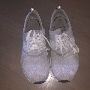 NEW BALANCE ATHLETIC SNEAKERS LIGHTLY USED